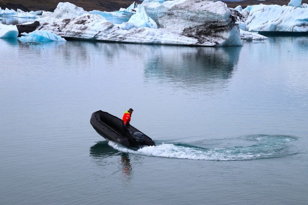 motorboat, iceberg, lake-7502839.jpg